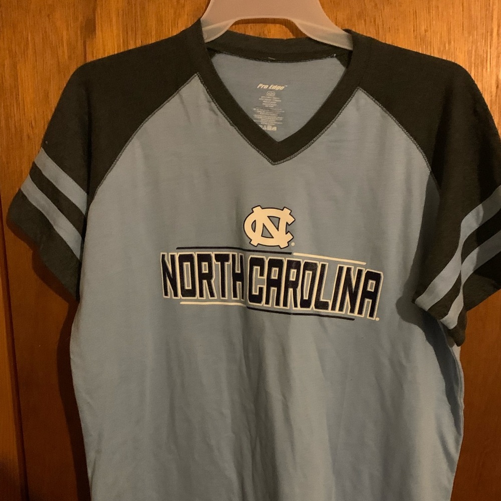 Women’s North Carolina Tar Heels shirt size XL